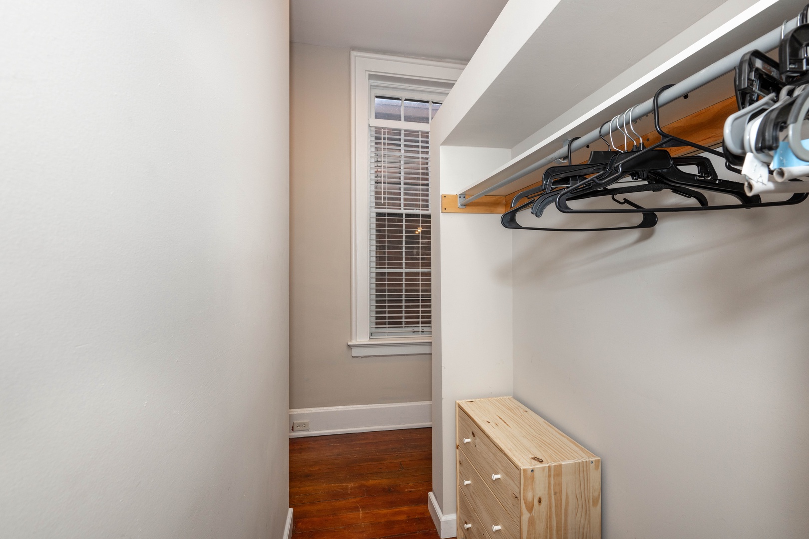 Keep clothes & bags neatly tucked away in the upper-level closet area
