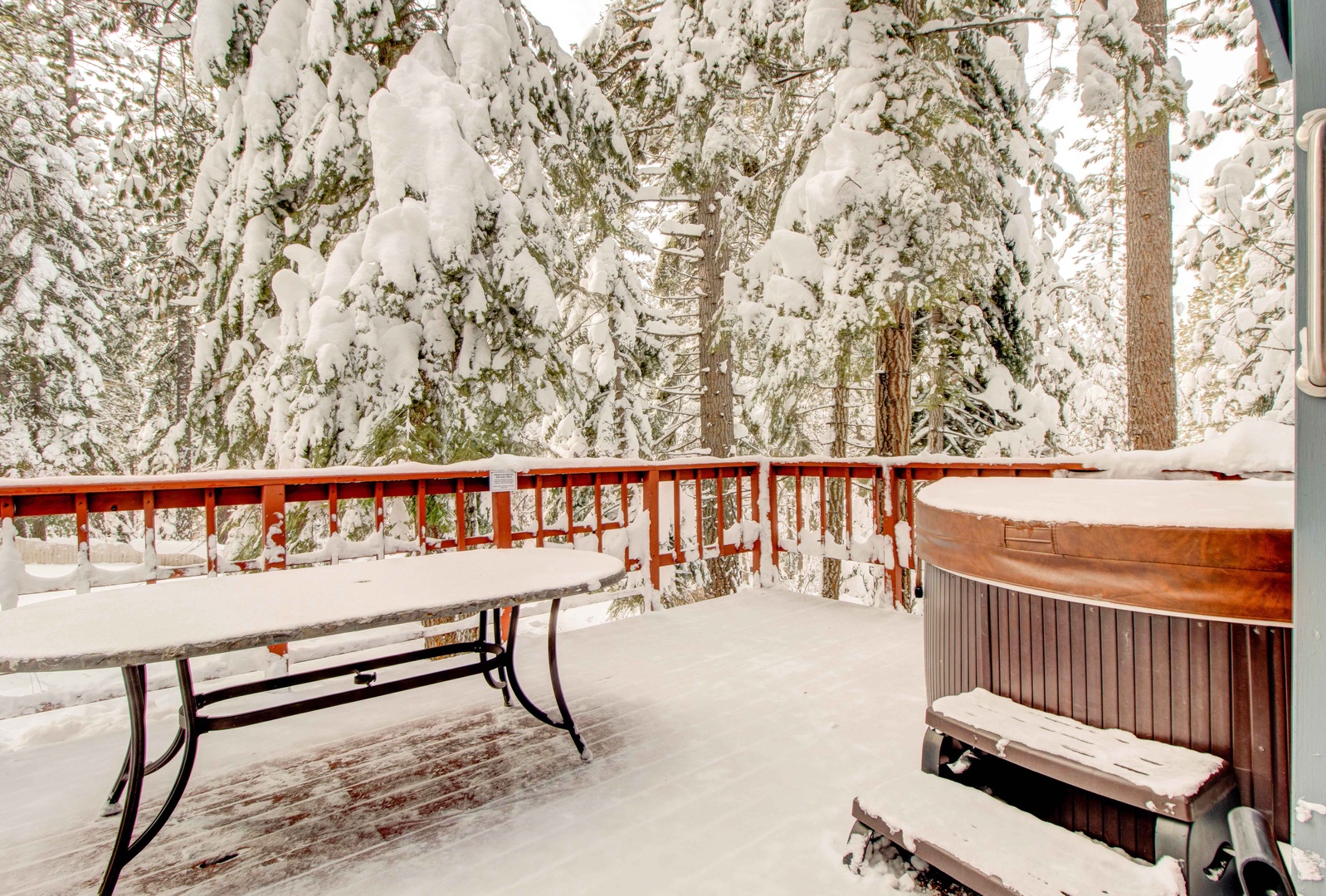 Back deck with private hot tub (winter)