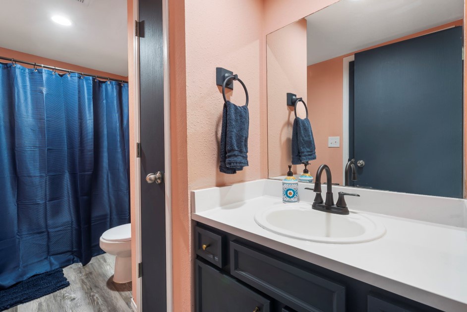 Unit 3 – En Suite Bathroom offering a spacious Single Vanity & Shower/Tub Combo