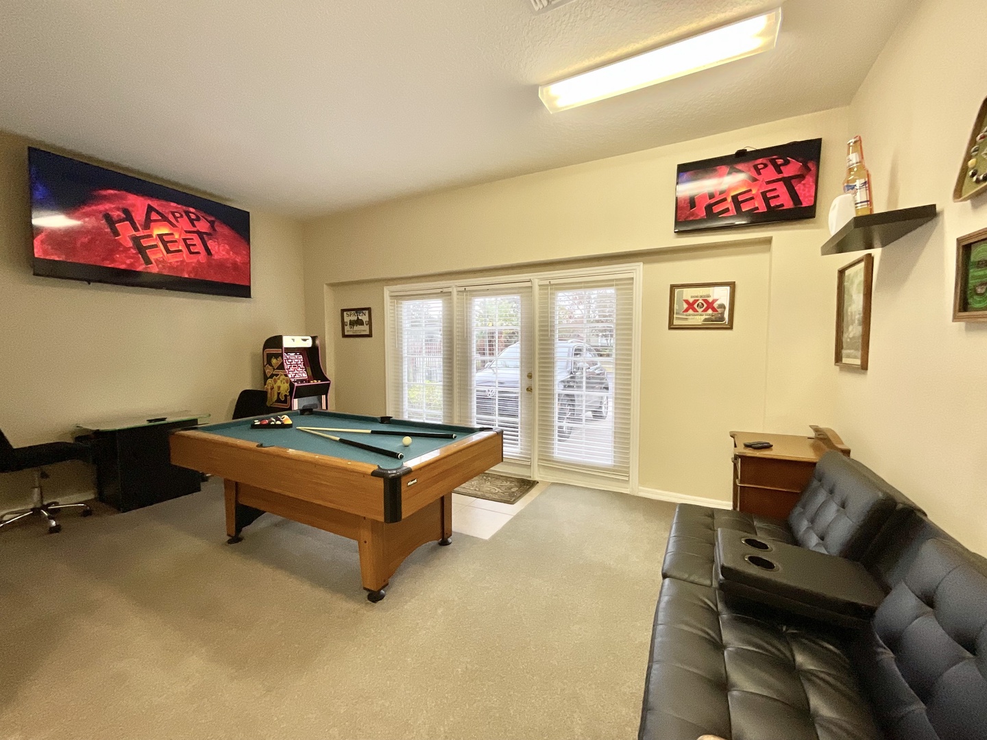 Game night haven: Pool table, futon & 80in tv & 2 Arcade machines