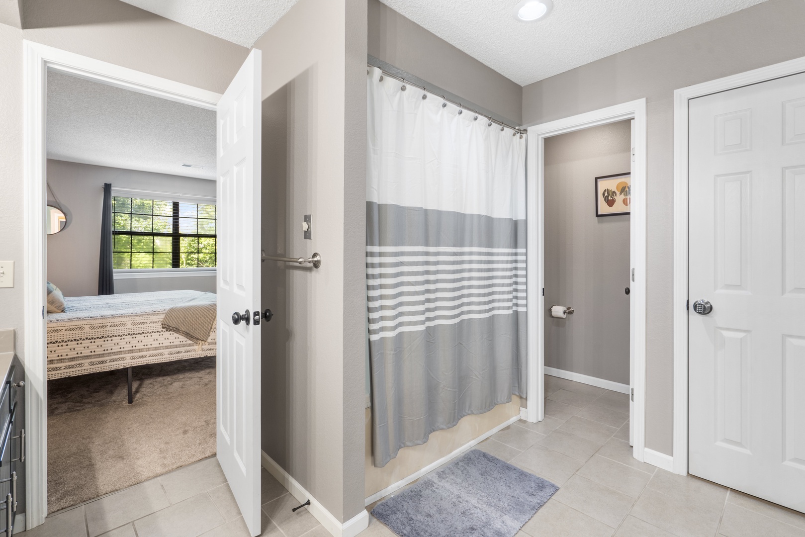 Ensuite bathroom 1 with shower/tub combo