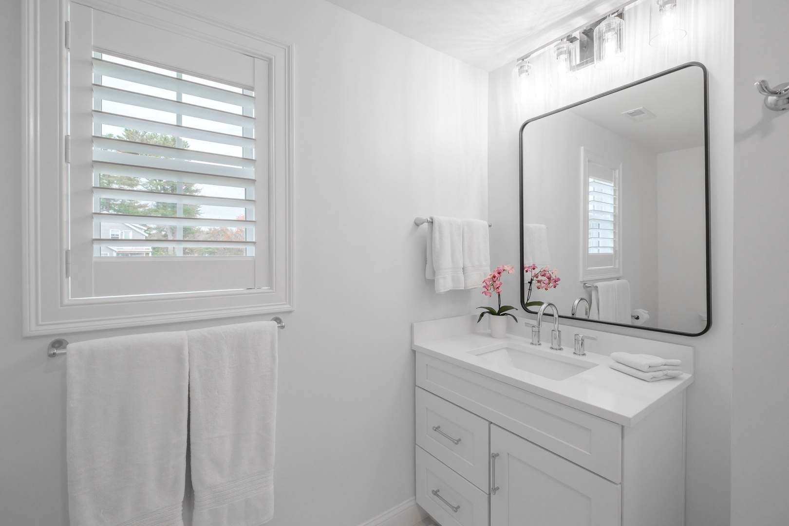 Shared bathroom with shower/tub combo