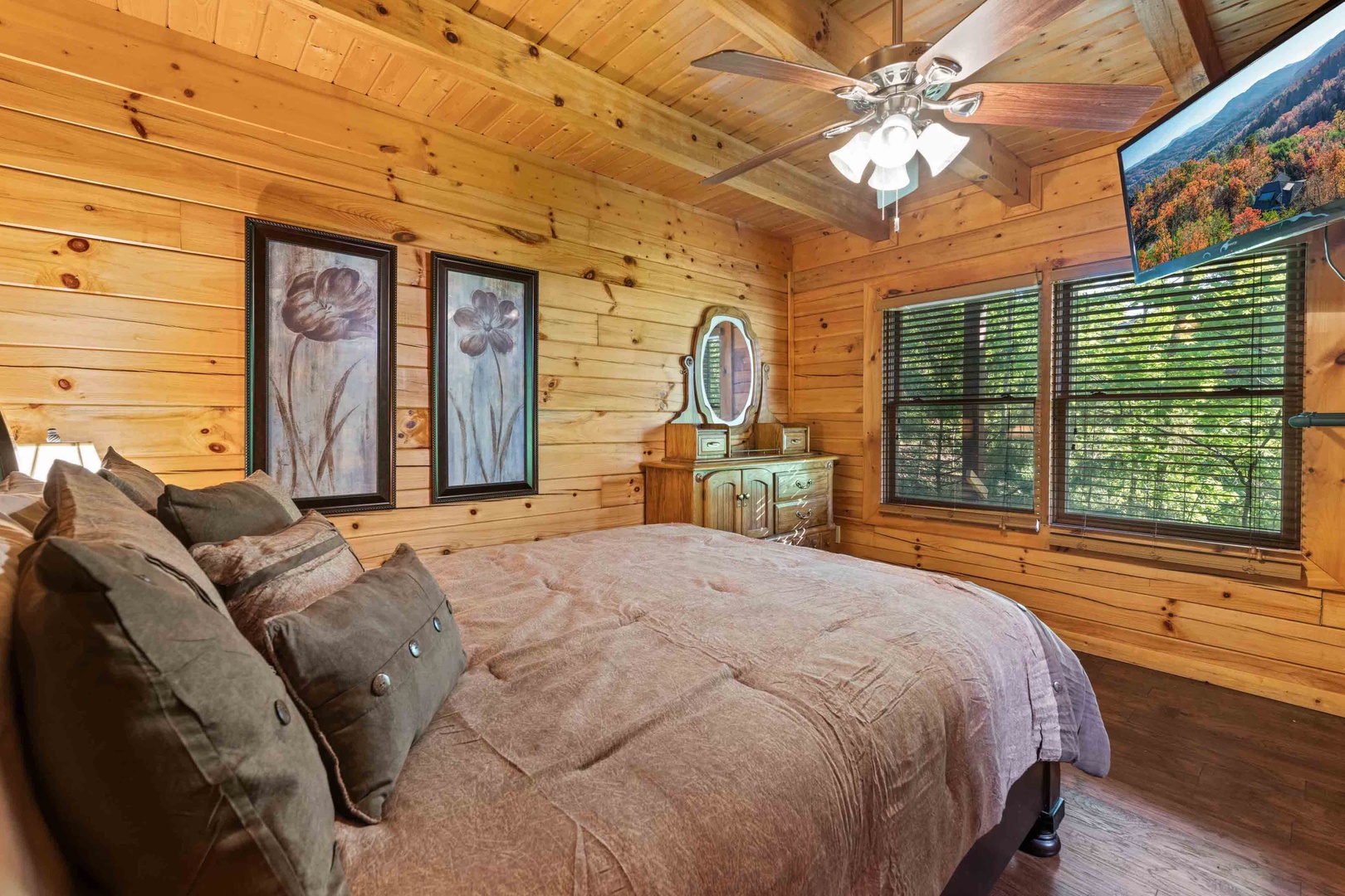 Bedroom 1 with queen bed, Smart Tv, and shared ensuite