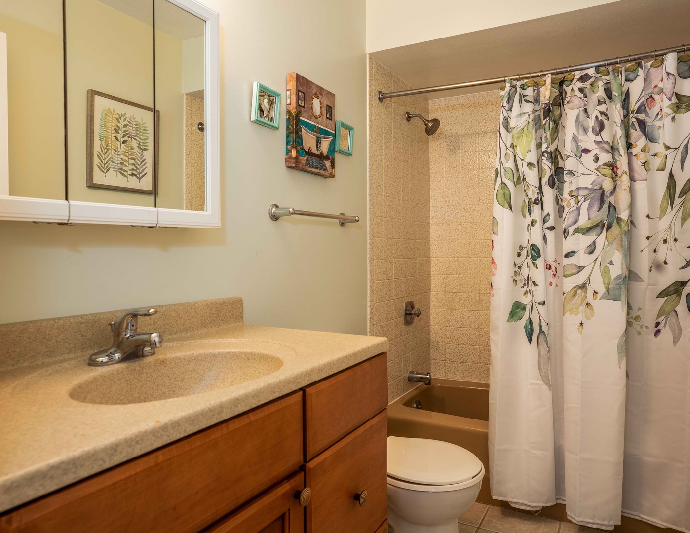 Shared bathroom 2 with shower/tub combo