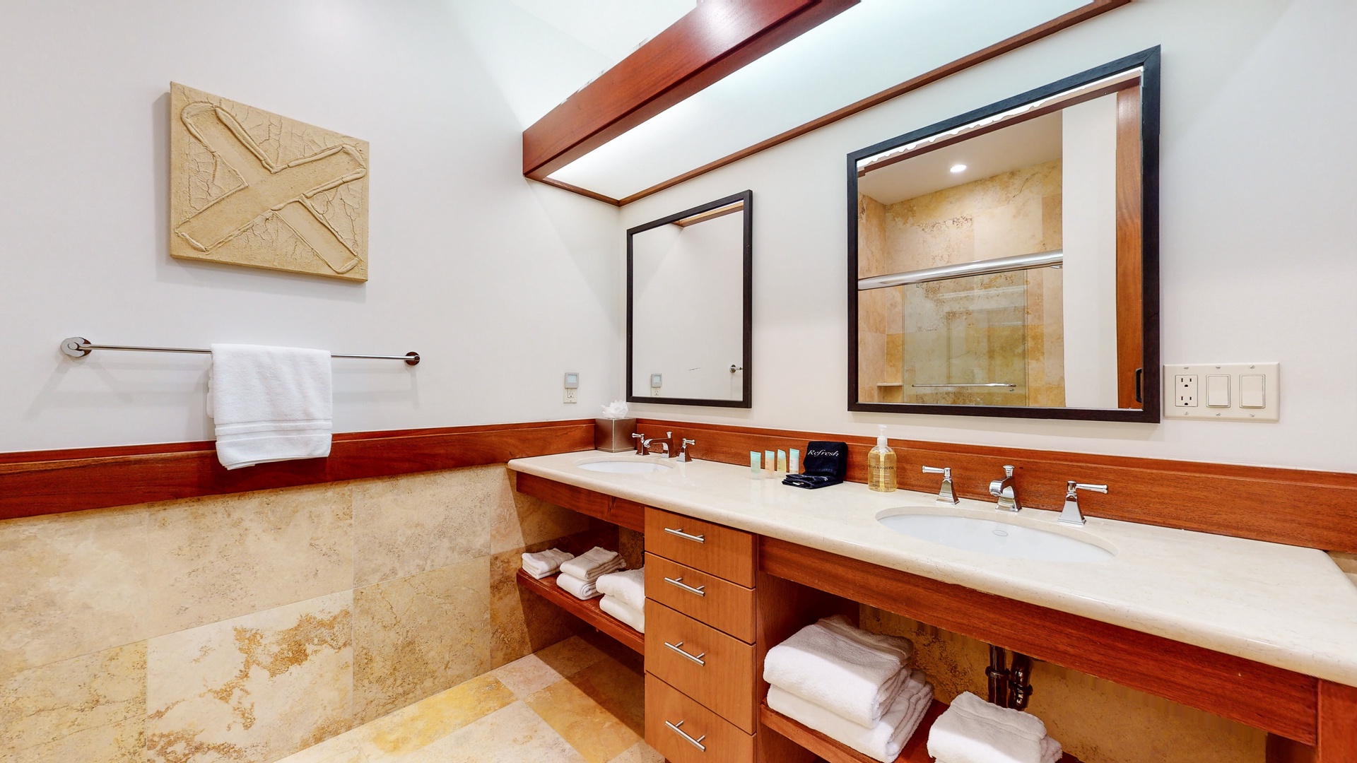 Bathroom 5 en-suite with shower/tub combo (1st floor)