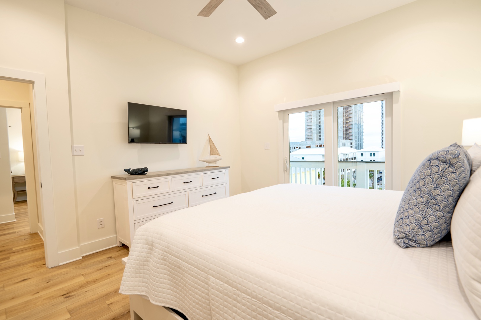 4th floor - Bedroom 8 with King bed, Smart TV, balcony, and en-suite