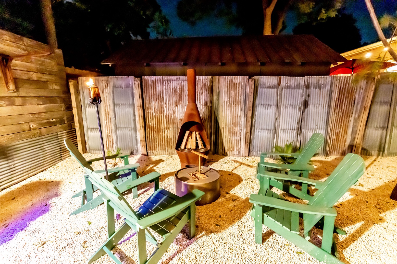 The firepit is an ideal relaxation spot, perfect for hanging out as a group