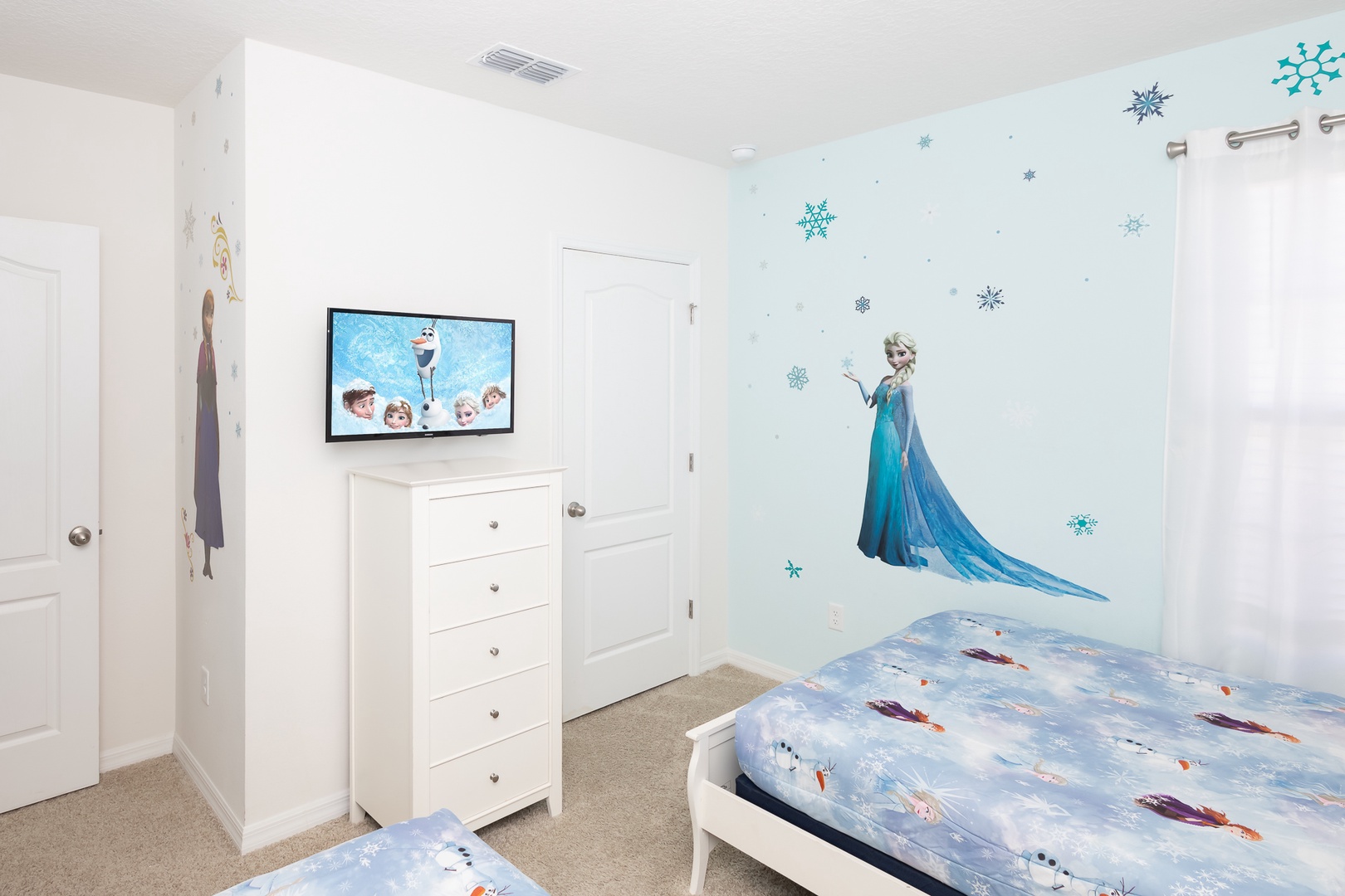 This Frozen-themed full and twin ensuite features a smart TV