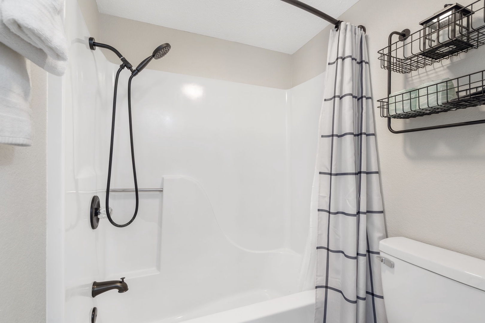 Bathroom #1 Shower/Tub Combo En-Suite to Bedroom #1