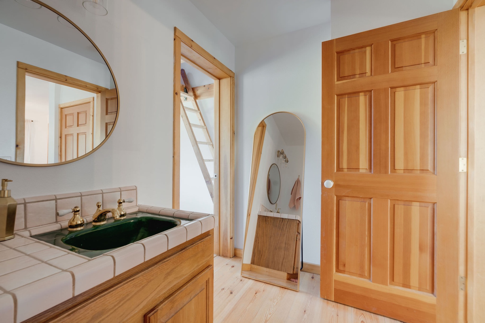 Bathroom 1 en-suite with shower/tub combo