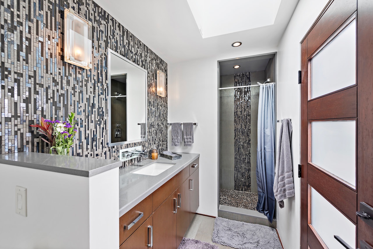Bathroom 3 en-suite with walk-in shower