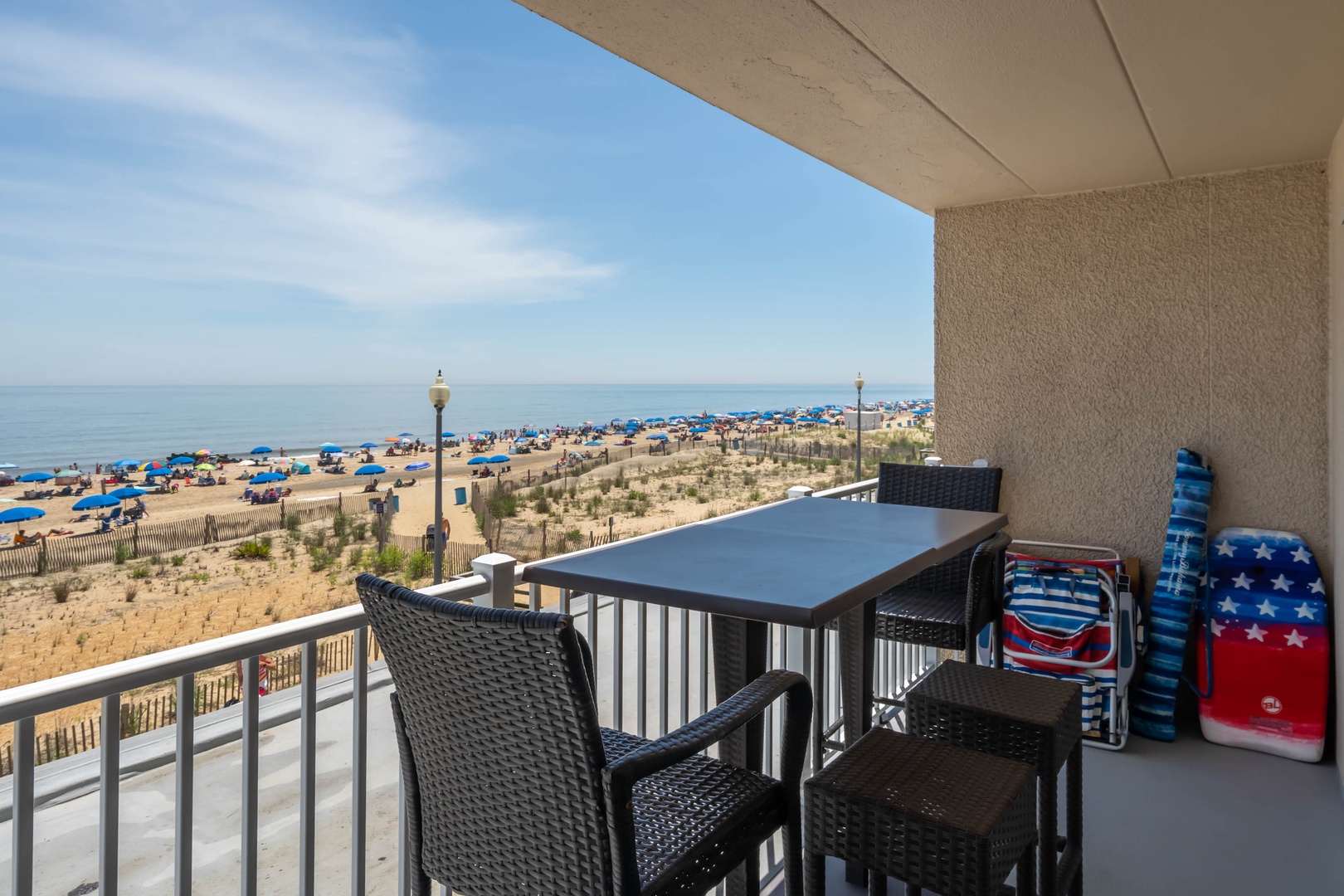 Have dinner on the balcony with a table for 4