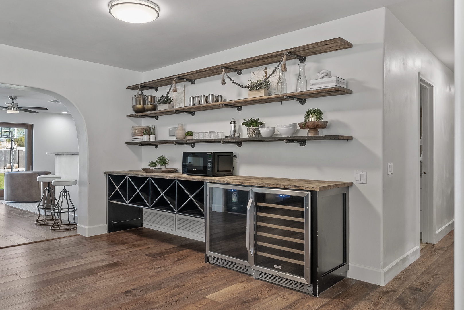 Dining and kitchen area with booth-style seating and full culinary amenities