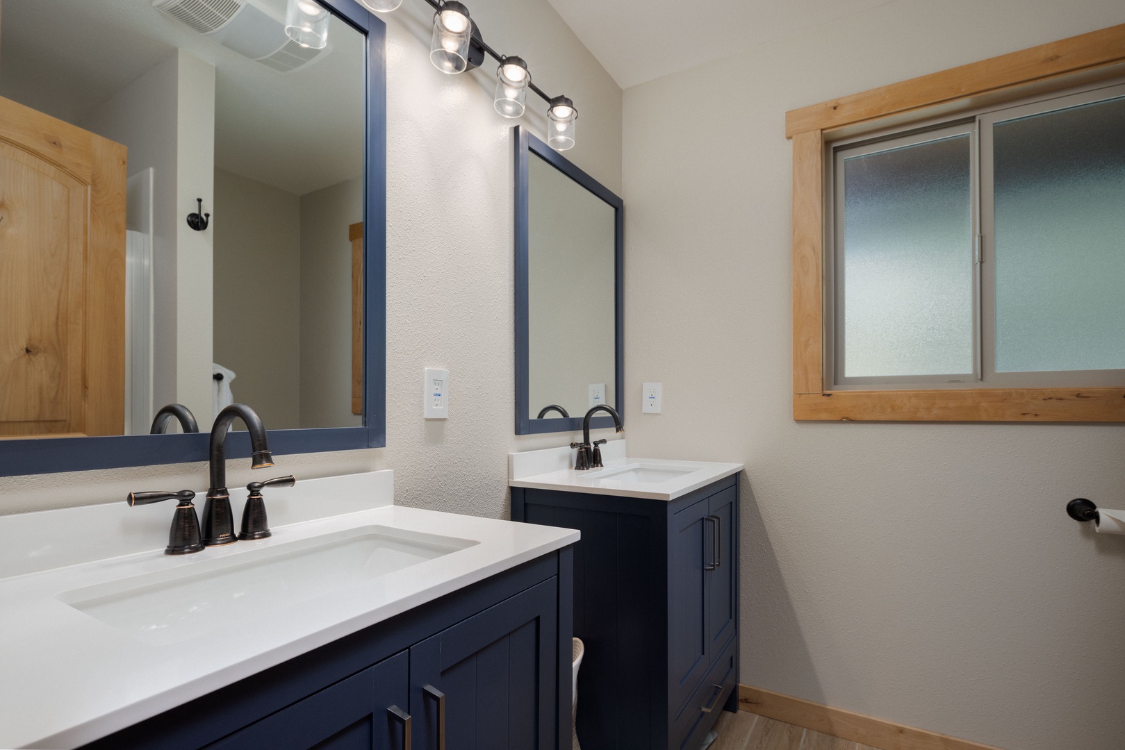 Ensuite bathroom with stand-up shower