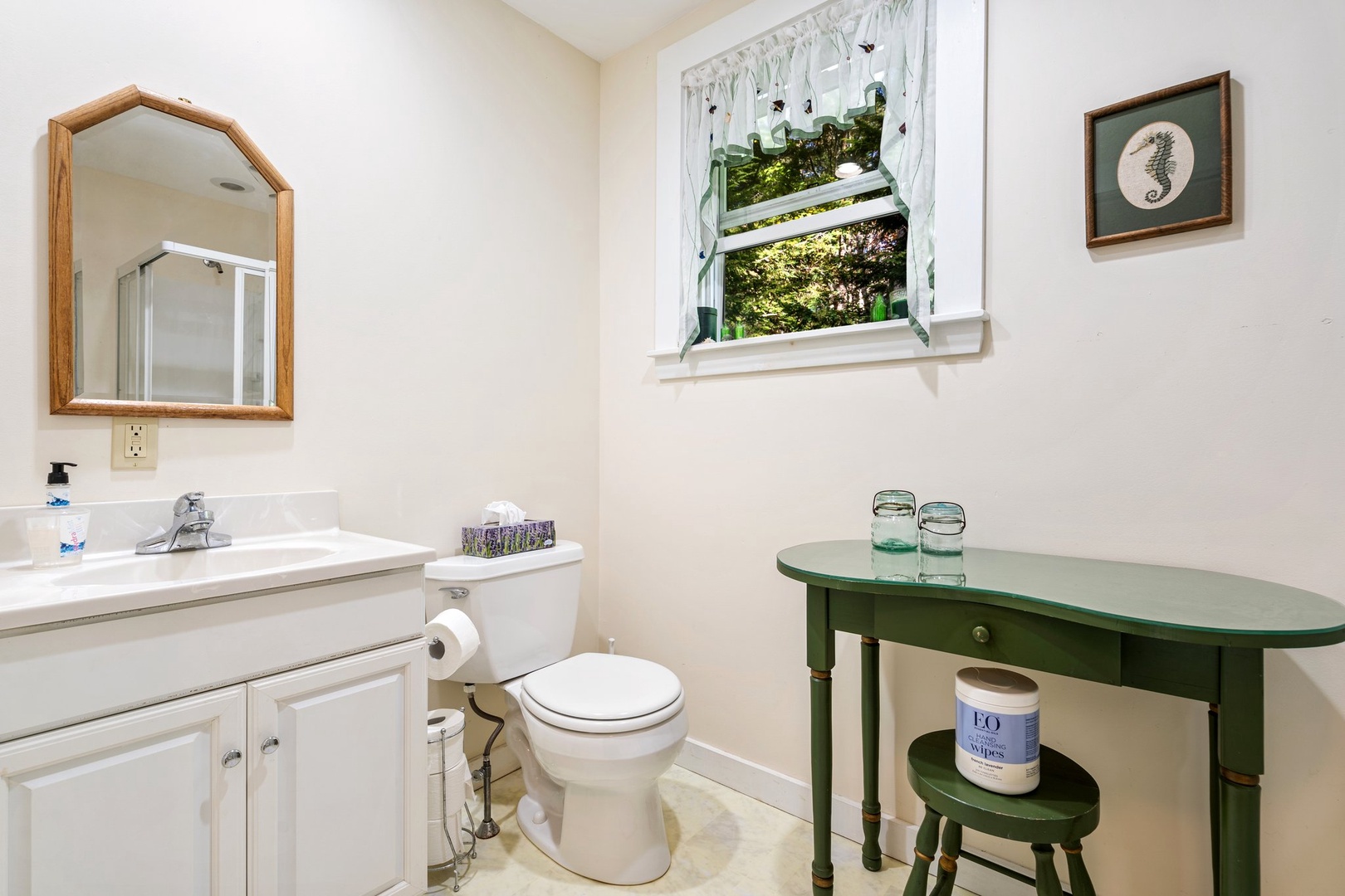 Shared bathroom 2 with stand-up shower