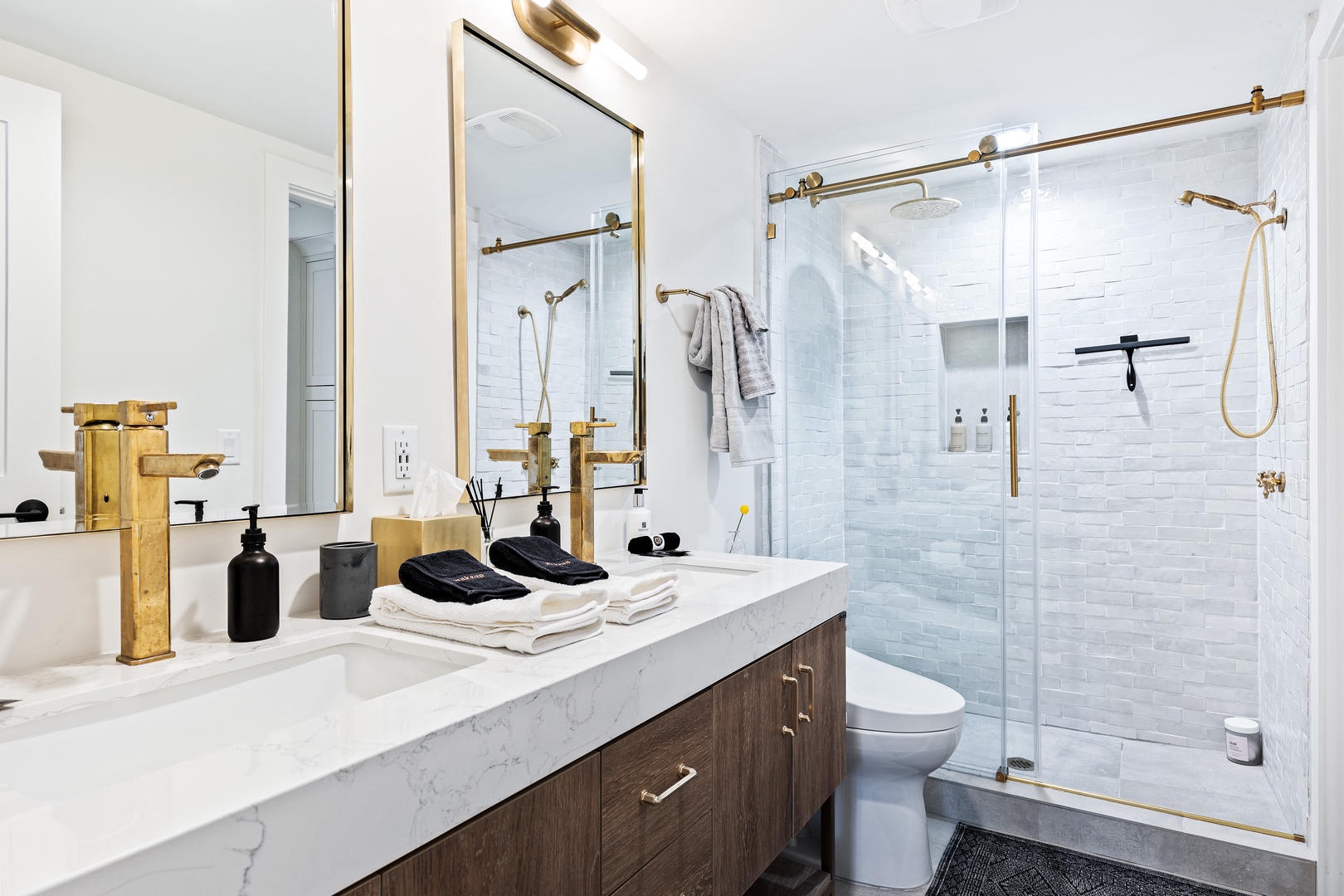 Master En-suite Bathroom w/ Twin Sinks & Large Walk-In Shower