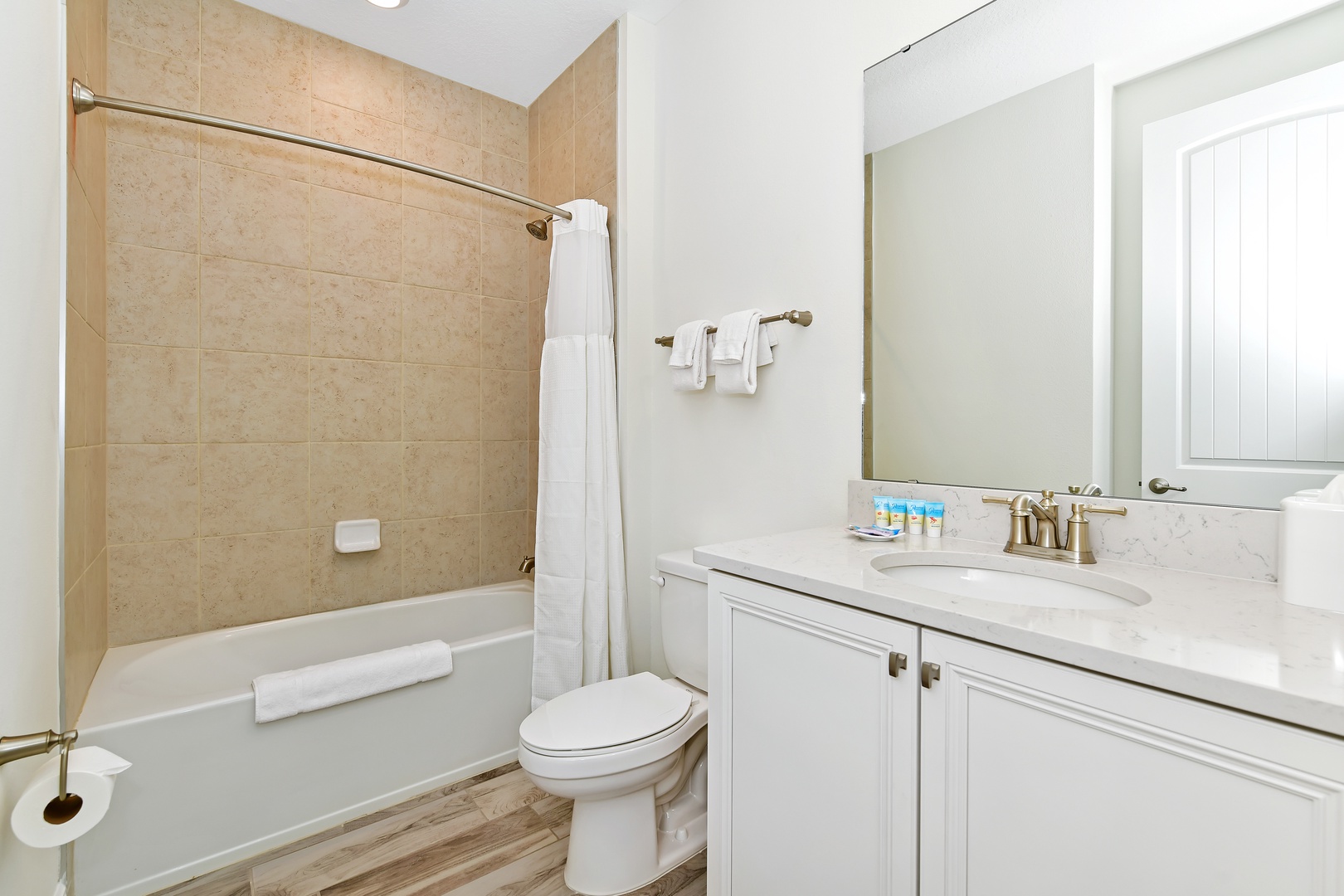 Second floor shared bathroom with shower/tub combo