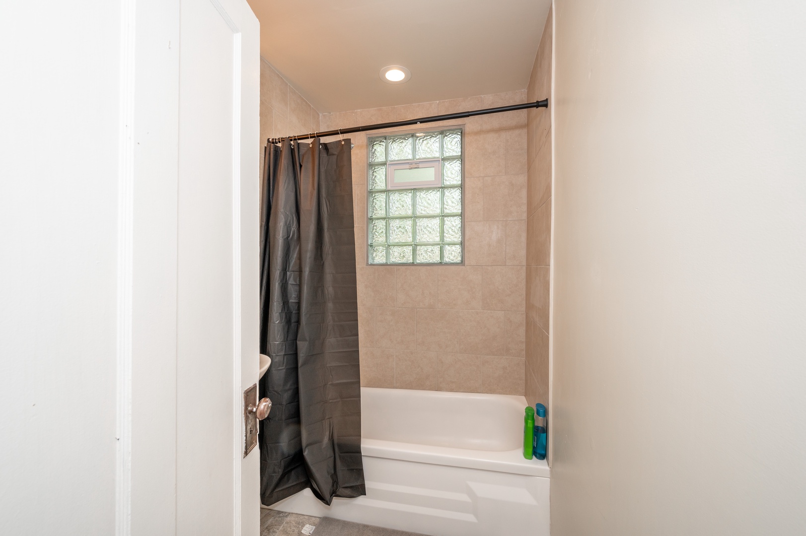 A pedestal sink & shower/tub combo await in the full bathroom