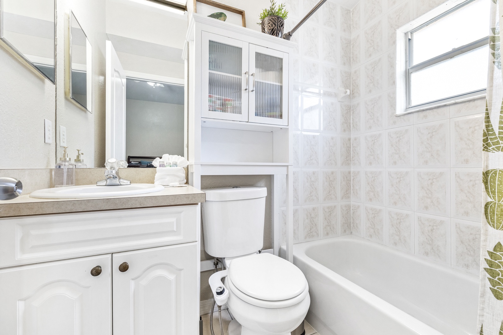 A single vanity & shower/tub combo await in the queen ensuite