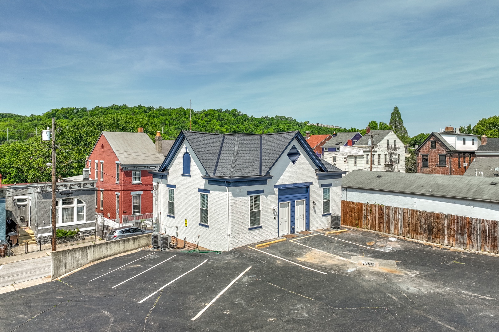 This building offers space for 3 vehicles in the spaces around the building’s perimeter