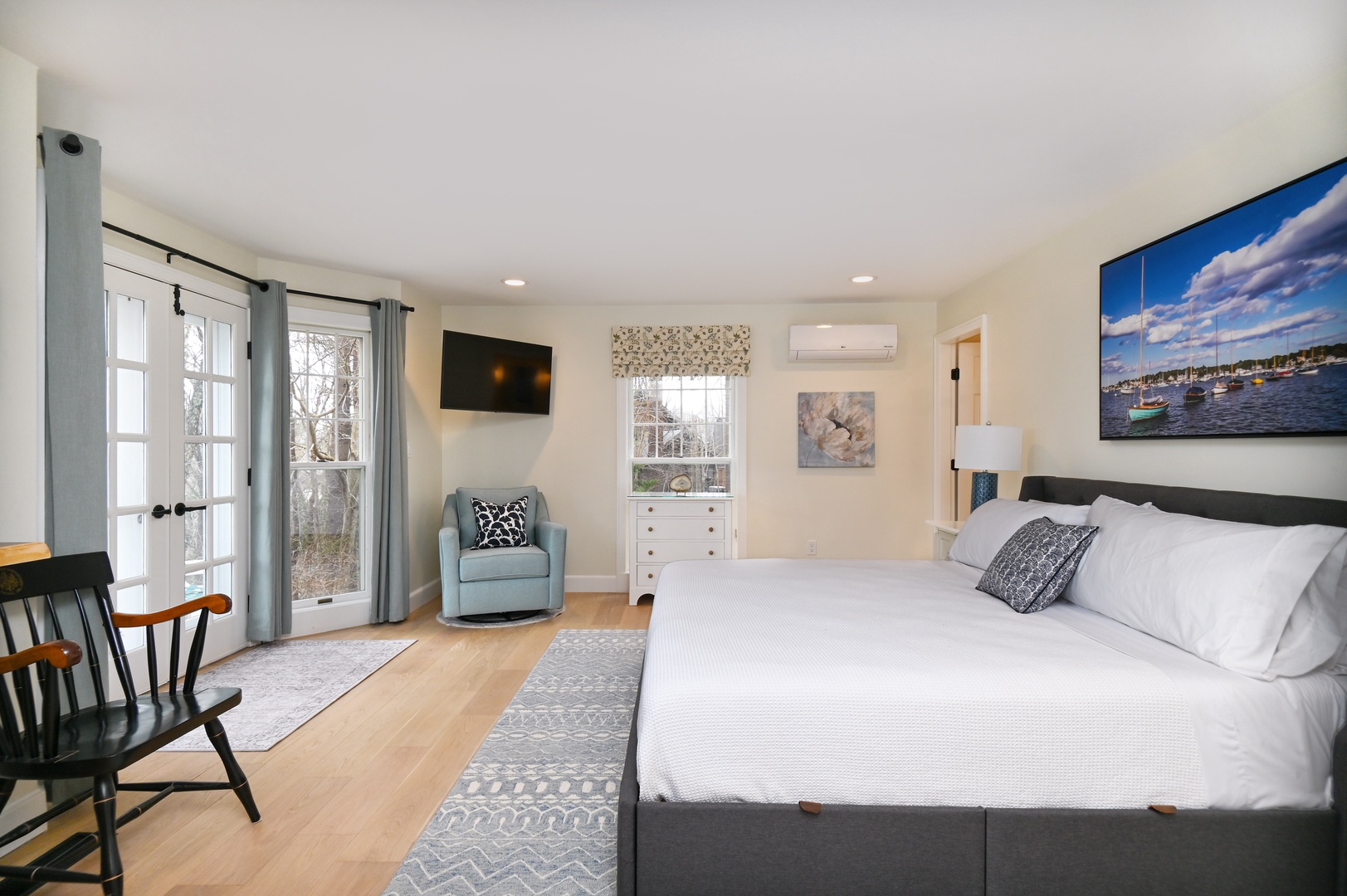 Harbor View’s breezy studio boasts a plush king bed, ensuite, TV, & cozy kitchenette