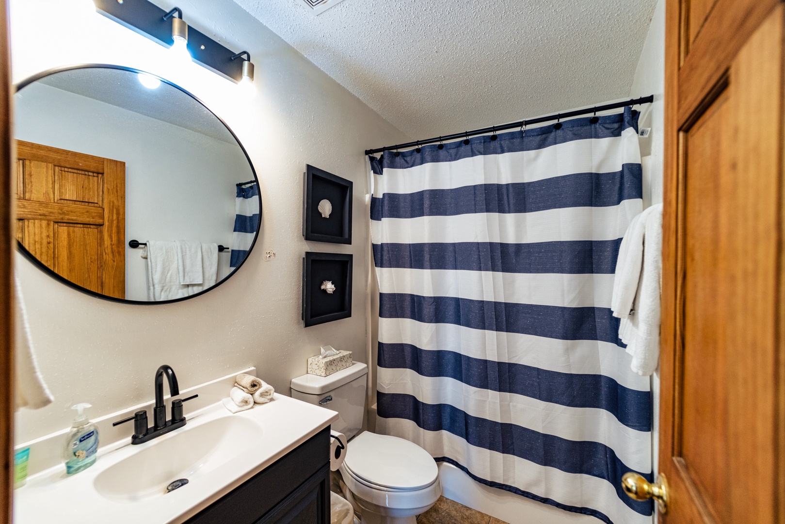 Bathroom 2 with shower/tub combo