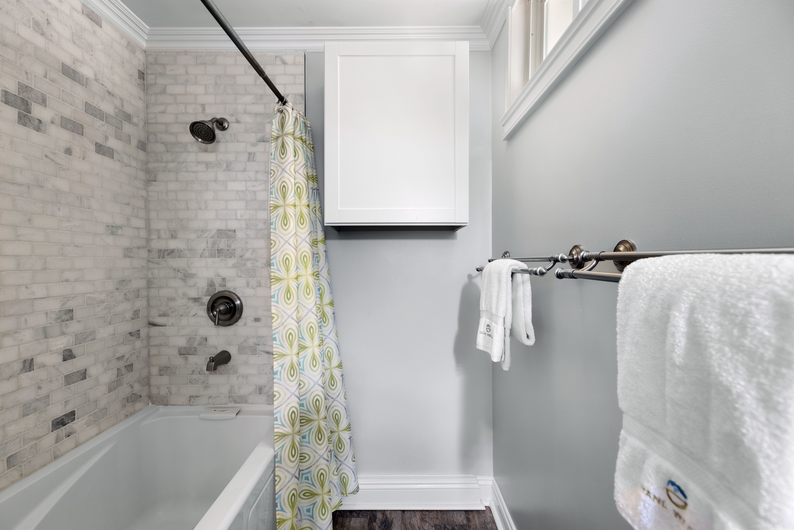 This ensuite features a large single vanity & shower/tub combo