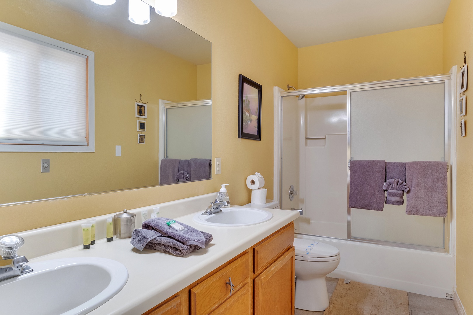 Shared bathroom with shower/tub combo