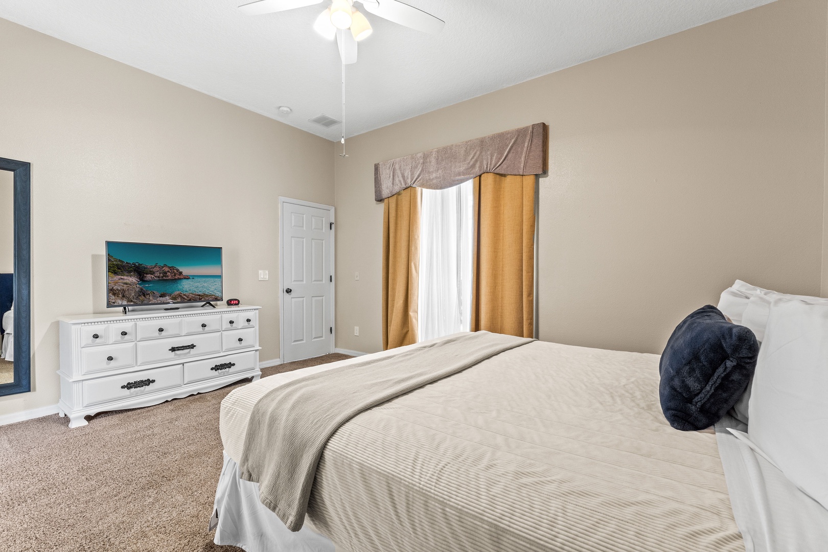 The king suite boasts a private ensuite, Smart TV, & ceiling fan