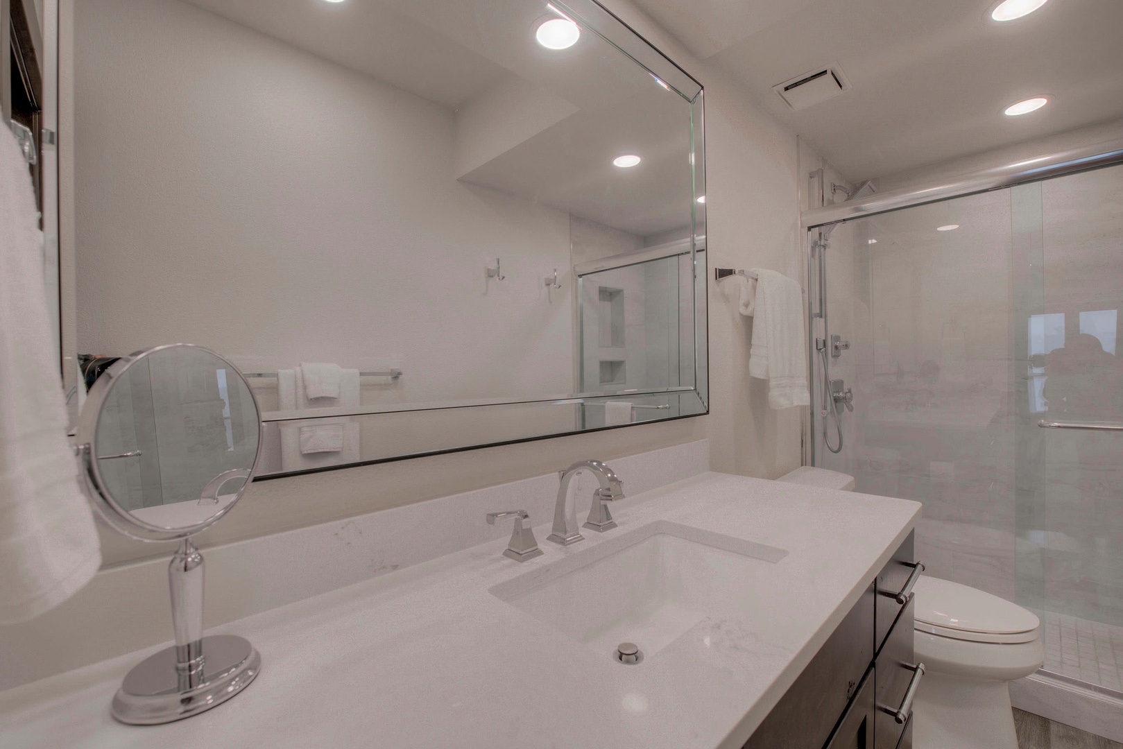 En suite master bathroom with shower/tub combo