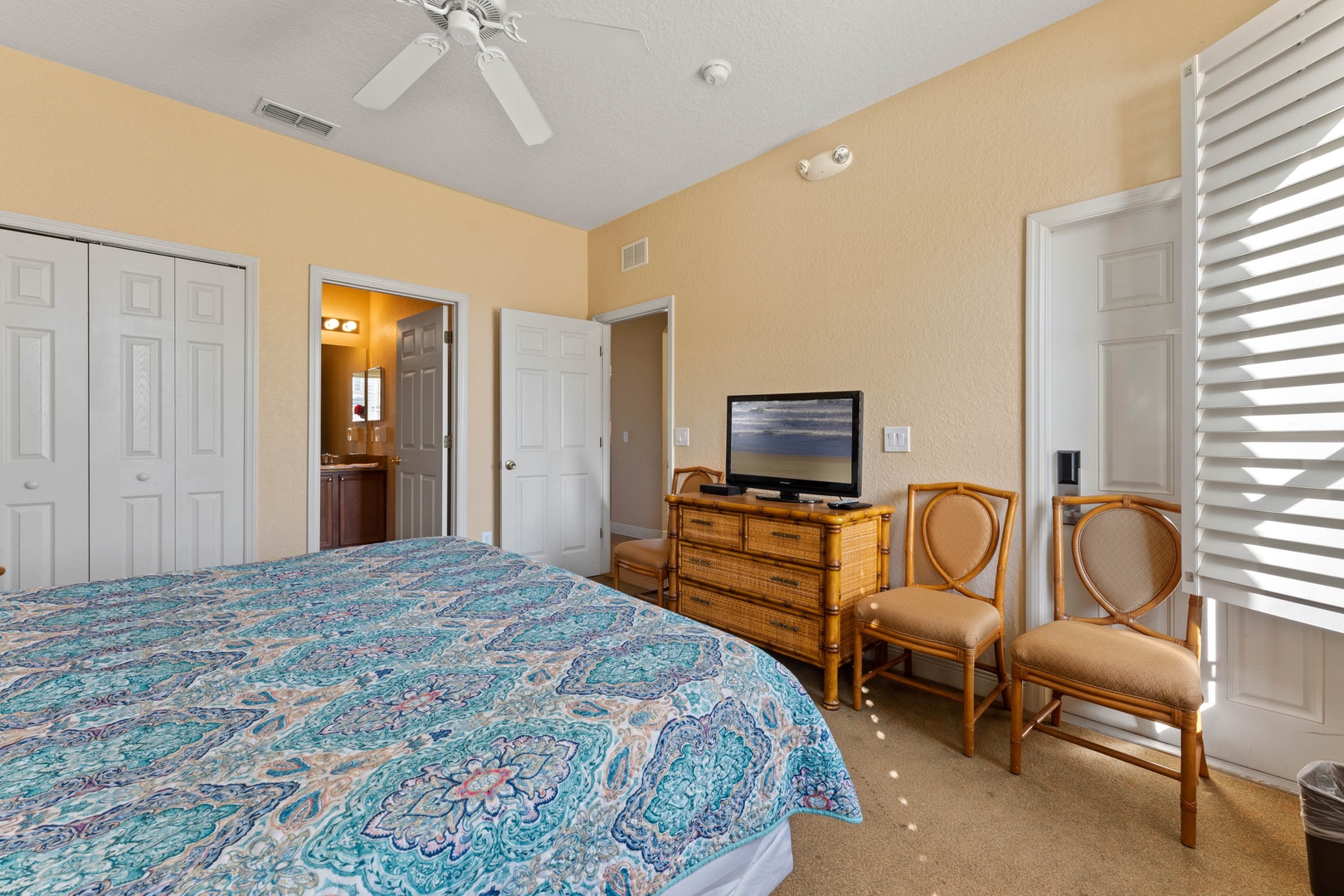 This 1st floor king suite offers a private ensuite, TV, & ceiling fan