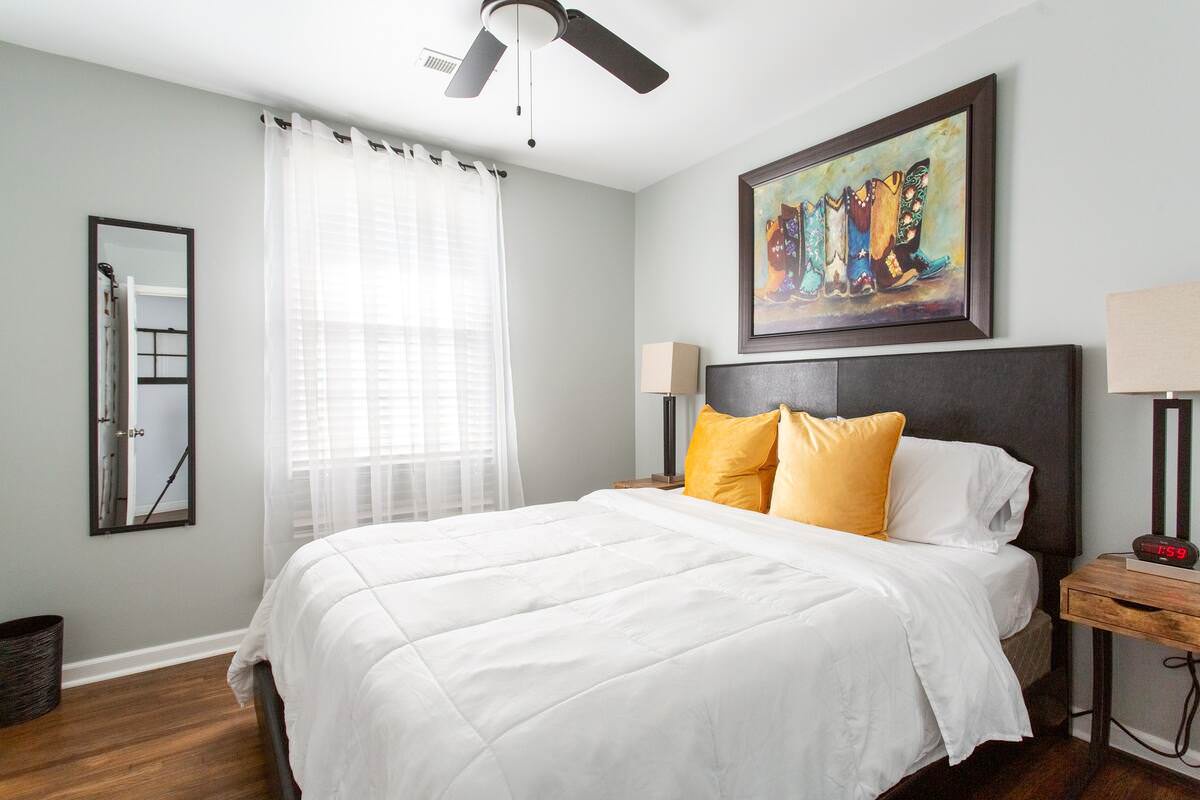 2nd bedroom: Queen bed
