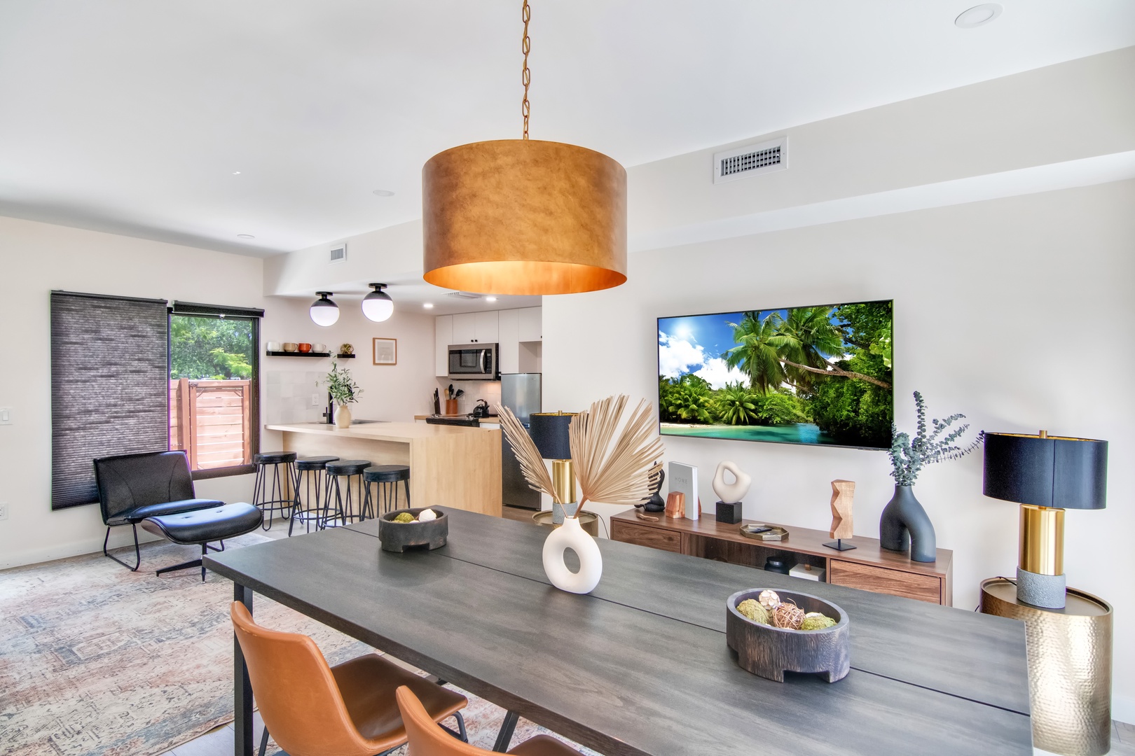 Main House: Dining area with table and seating for 6