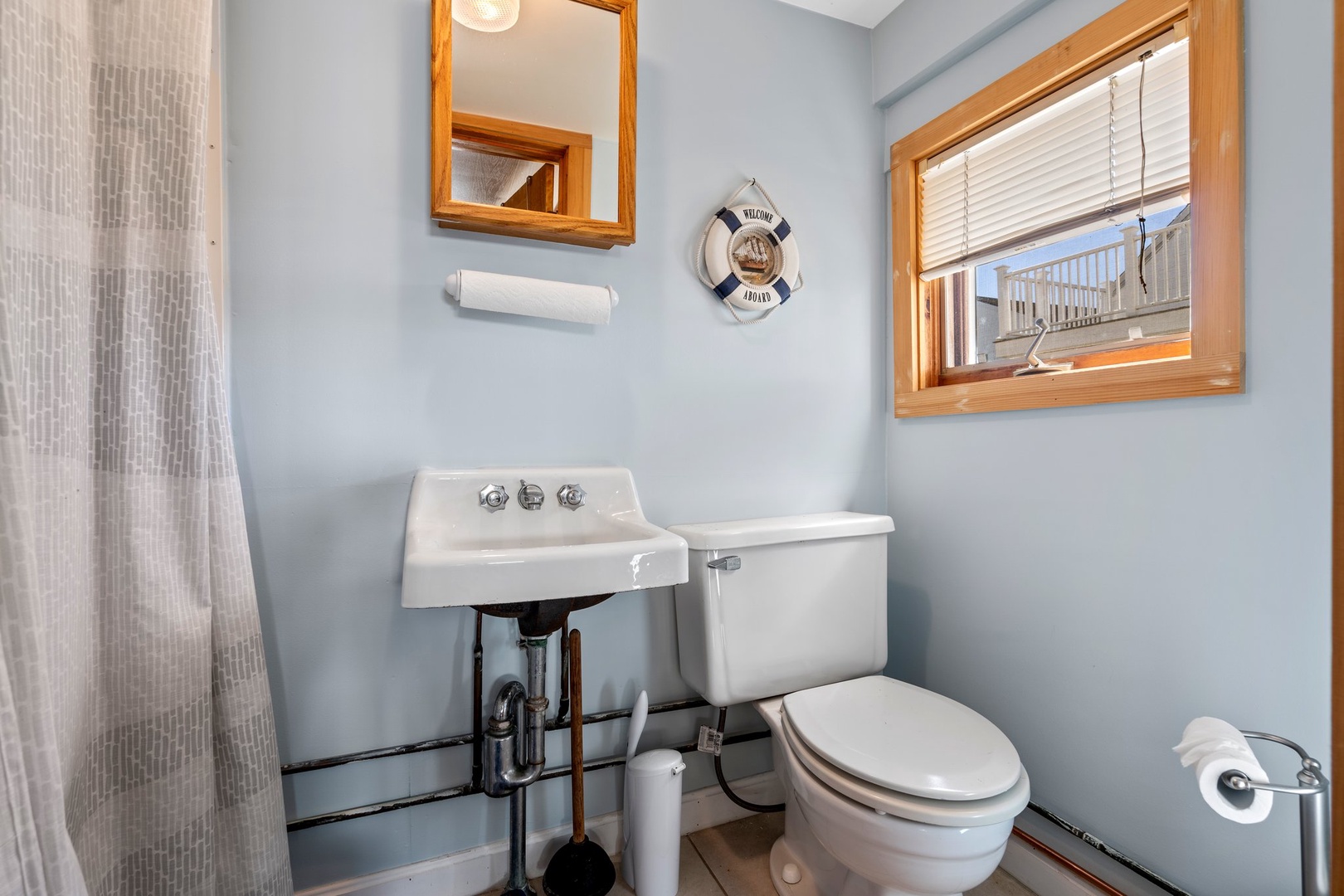 Downstairs Full bathroom with shower/tub combo