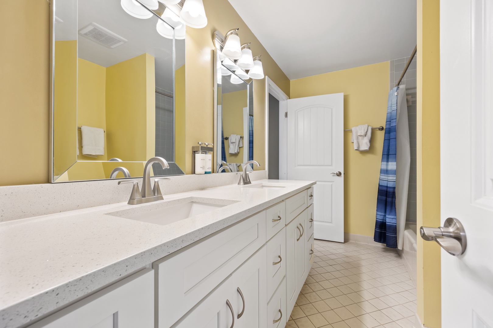 This en suite/hall bathroom offers a double vanity & shower/tub combo