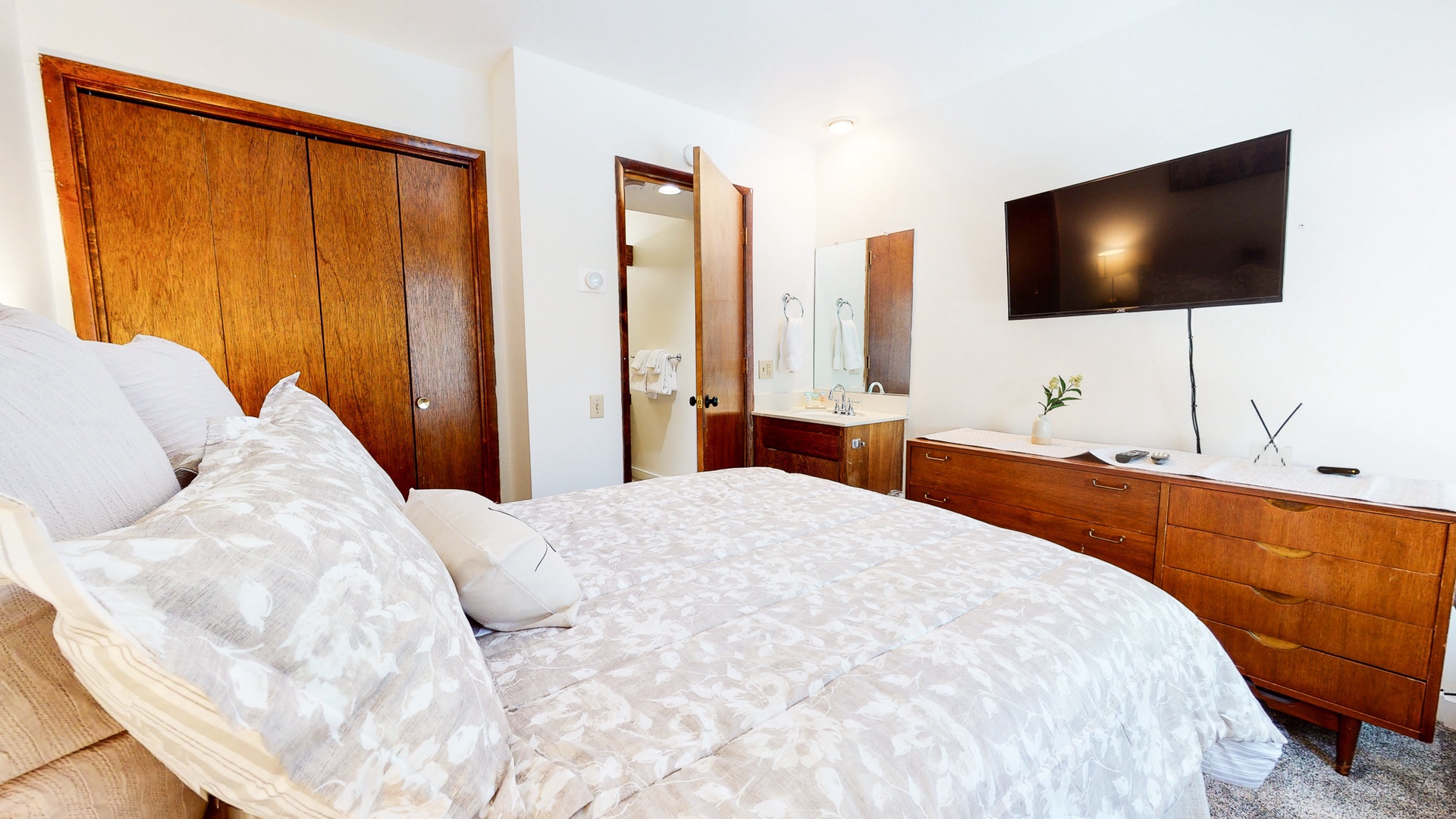 Master bedroom: Queen bed with TV and en suite bathroom