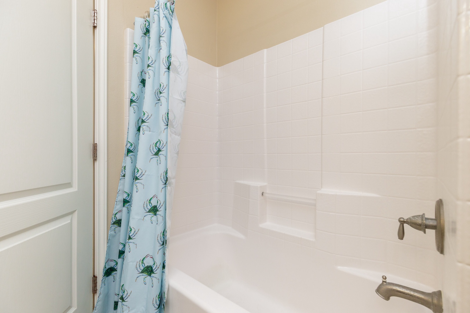 Shared bathroom 2 with shower/tub combo