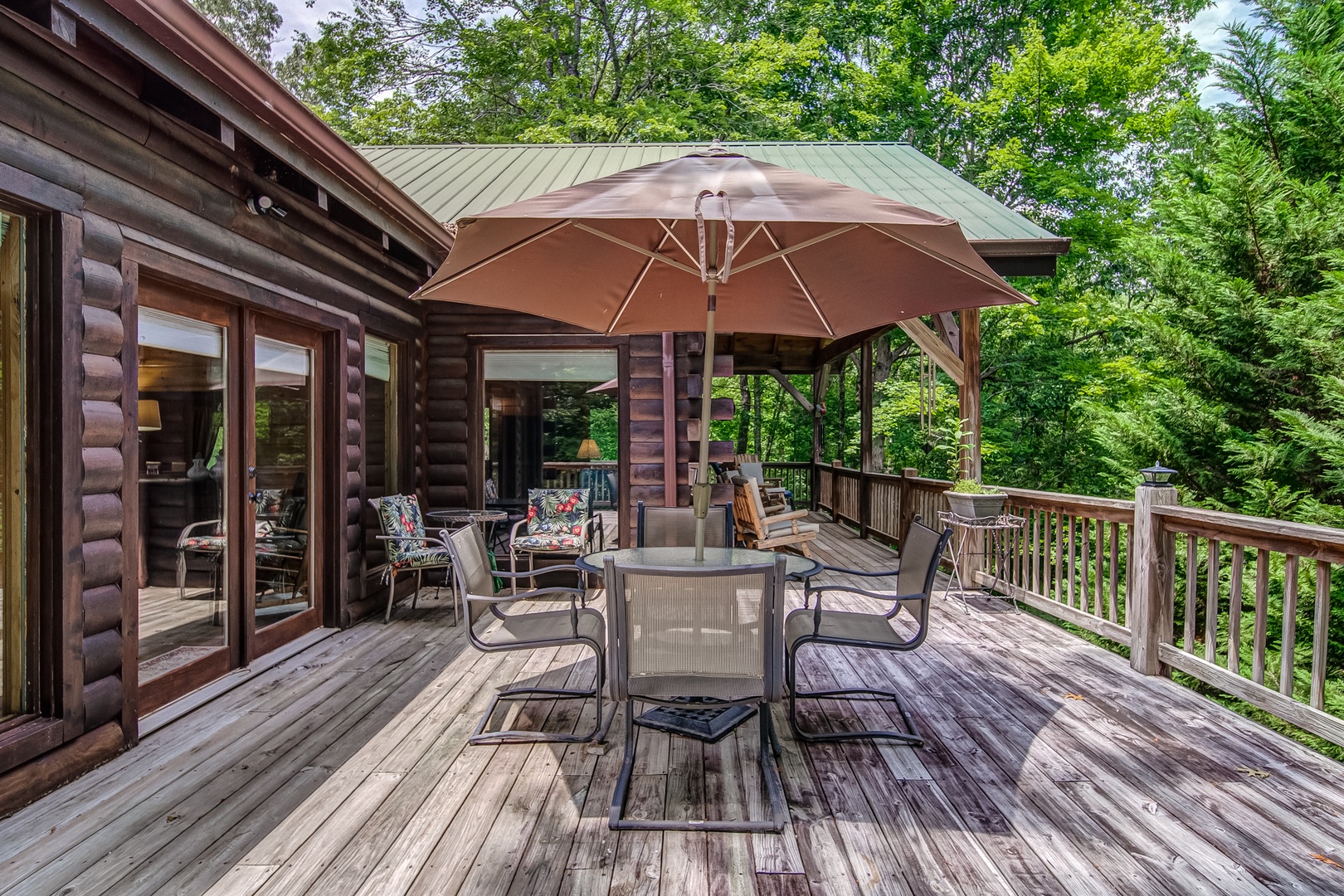 This home offers several spaces for dining & relaxing in the great outdoors