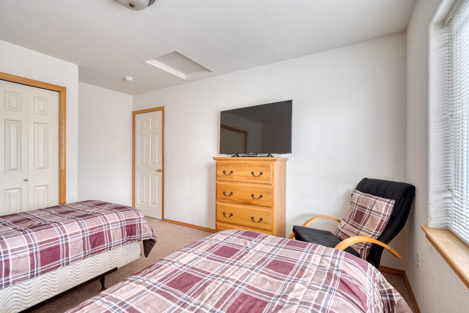 Enjoy an afternoon nap in the third bedroom, with 2 twin beds & a smart TV