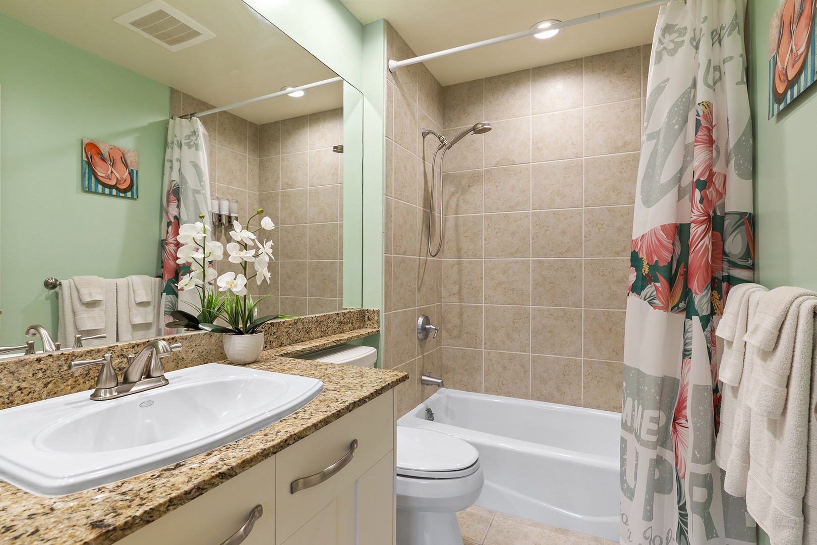 Bathroom 2 en-suite with shower/tub combo (2nd floor)