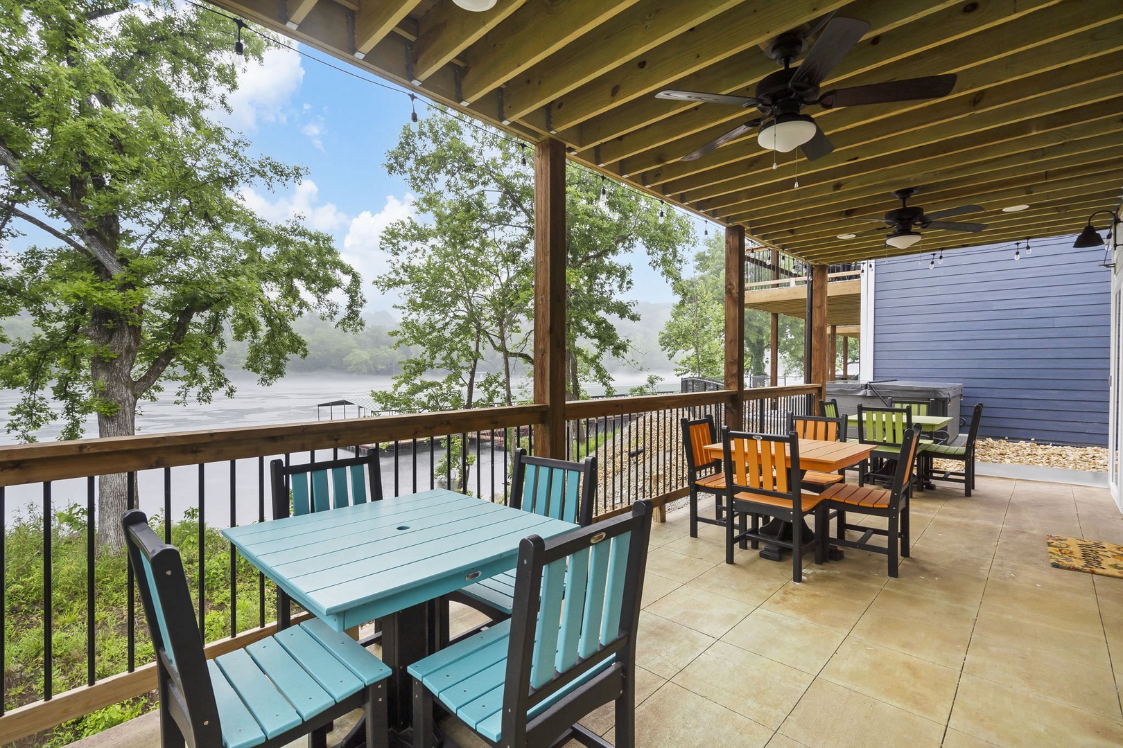 Outdoor dining in the balcony