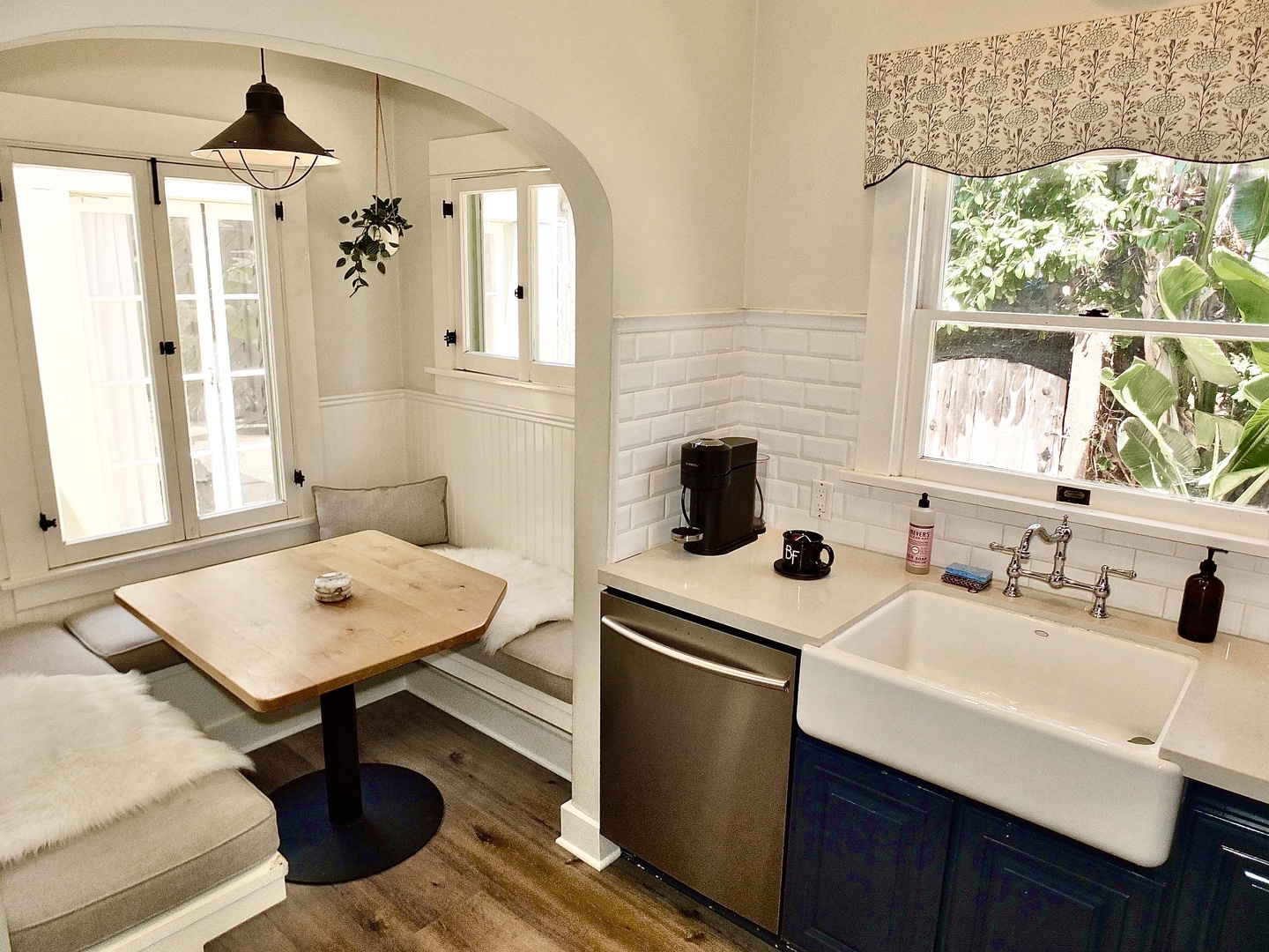 Fully equipped kitchen with breakfast nook