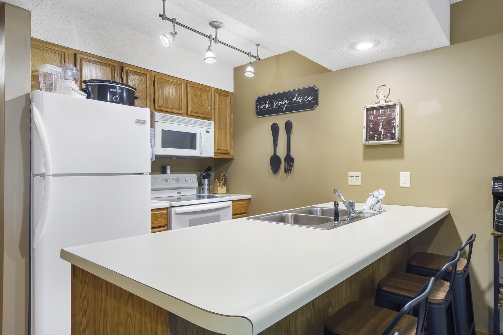 Additional county seating & full kitchen (unit 8)
