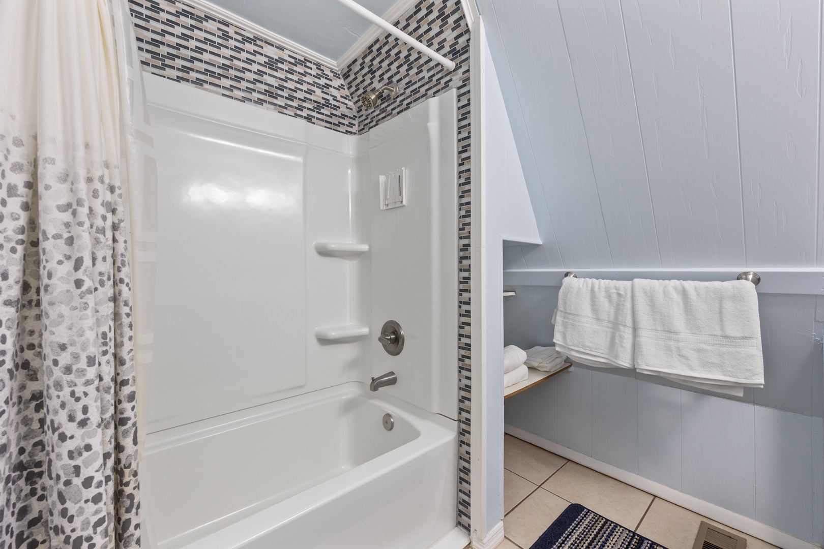 Bathroom with shower/tub combo