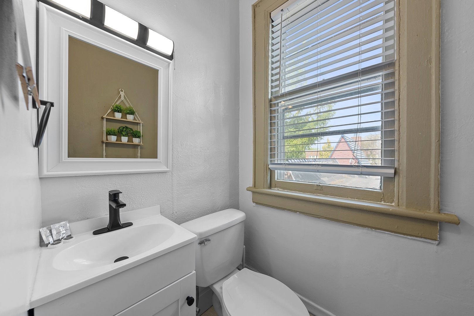 A single vanity & shower/tub combo await in Apartment 1164.5’s full bath