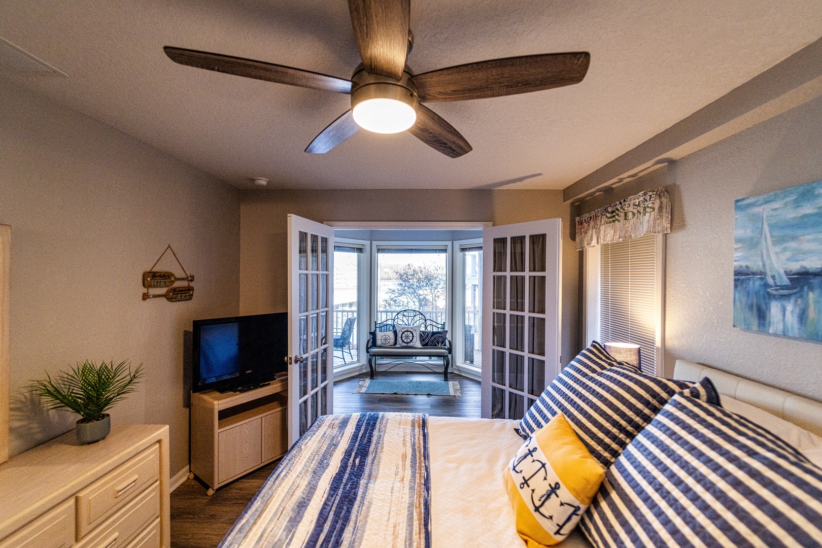 Bedroom 3 with Queen bed, Smart TV, and shared en-suite