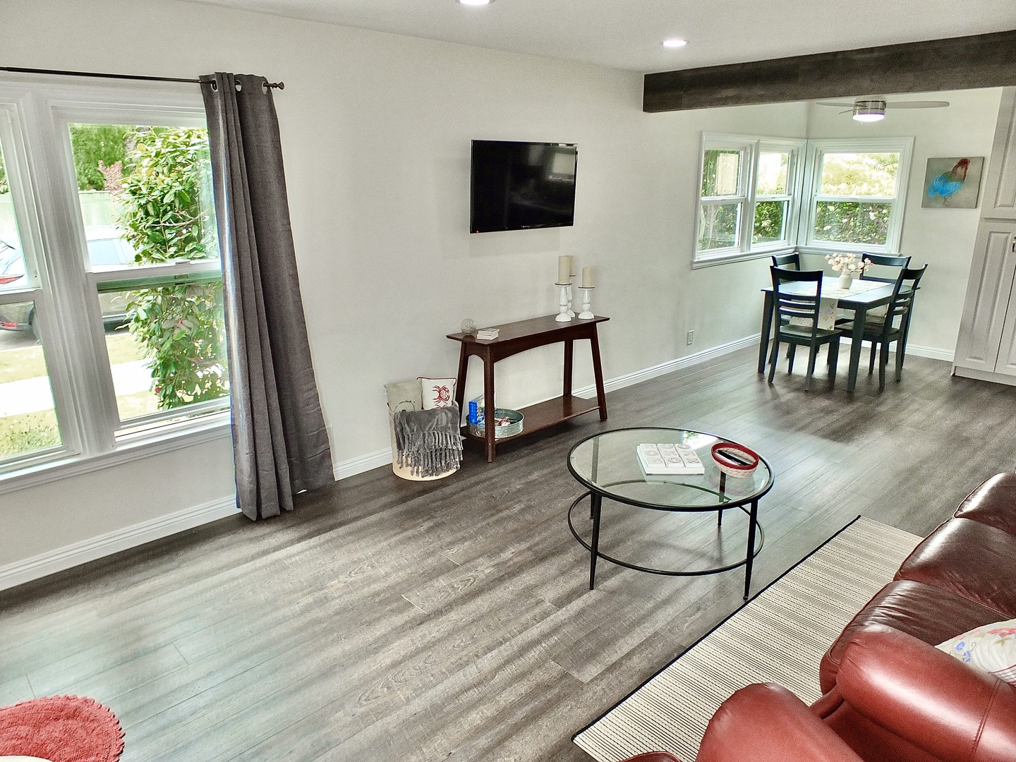 Bright living area with Smart TV and leather seating