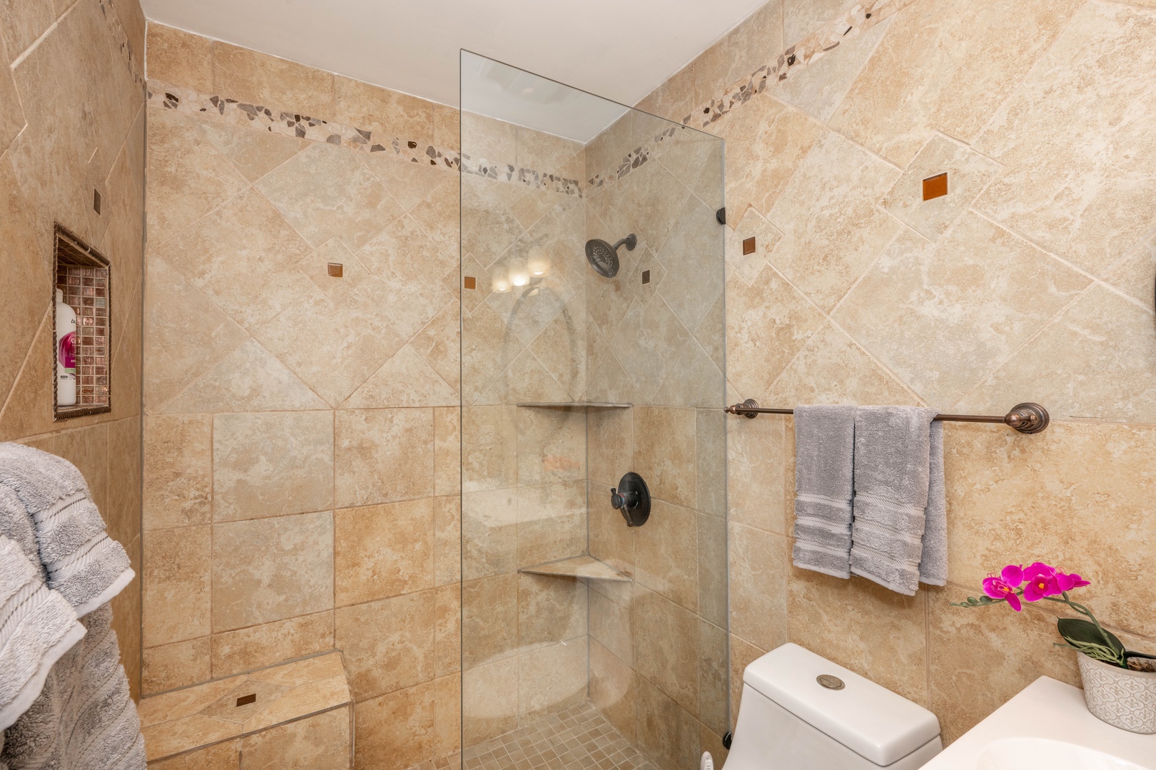 En-suite bathroom with stand up shower