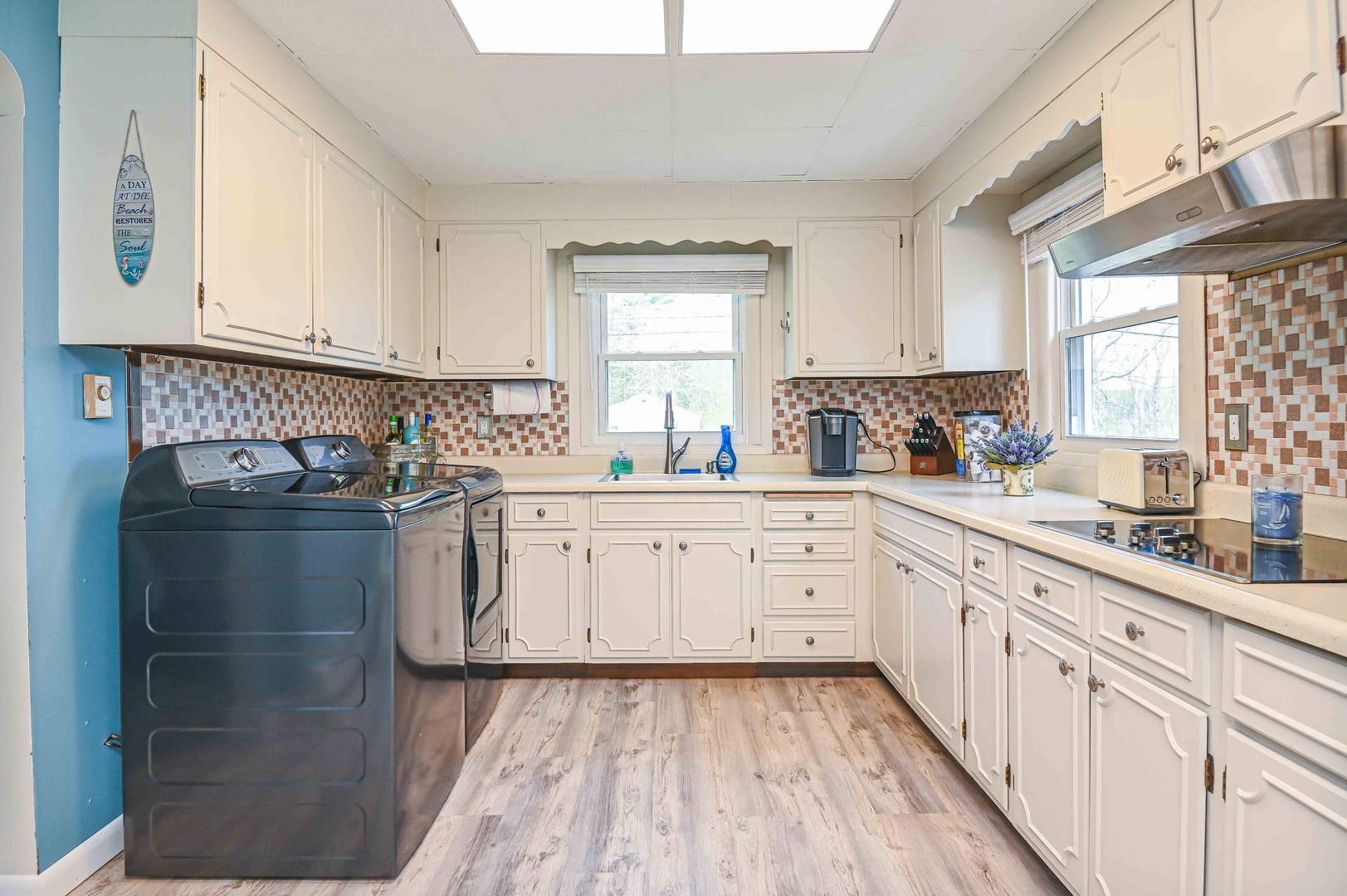 Fully equipped kitchen with washer and dryer