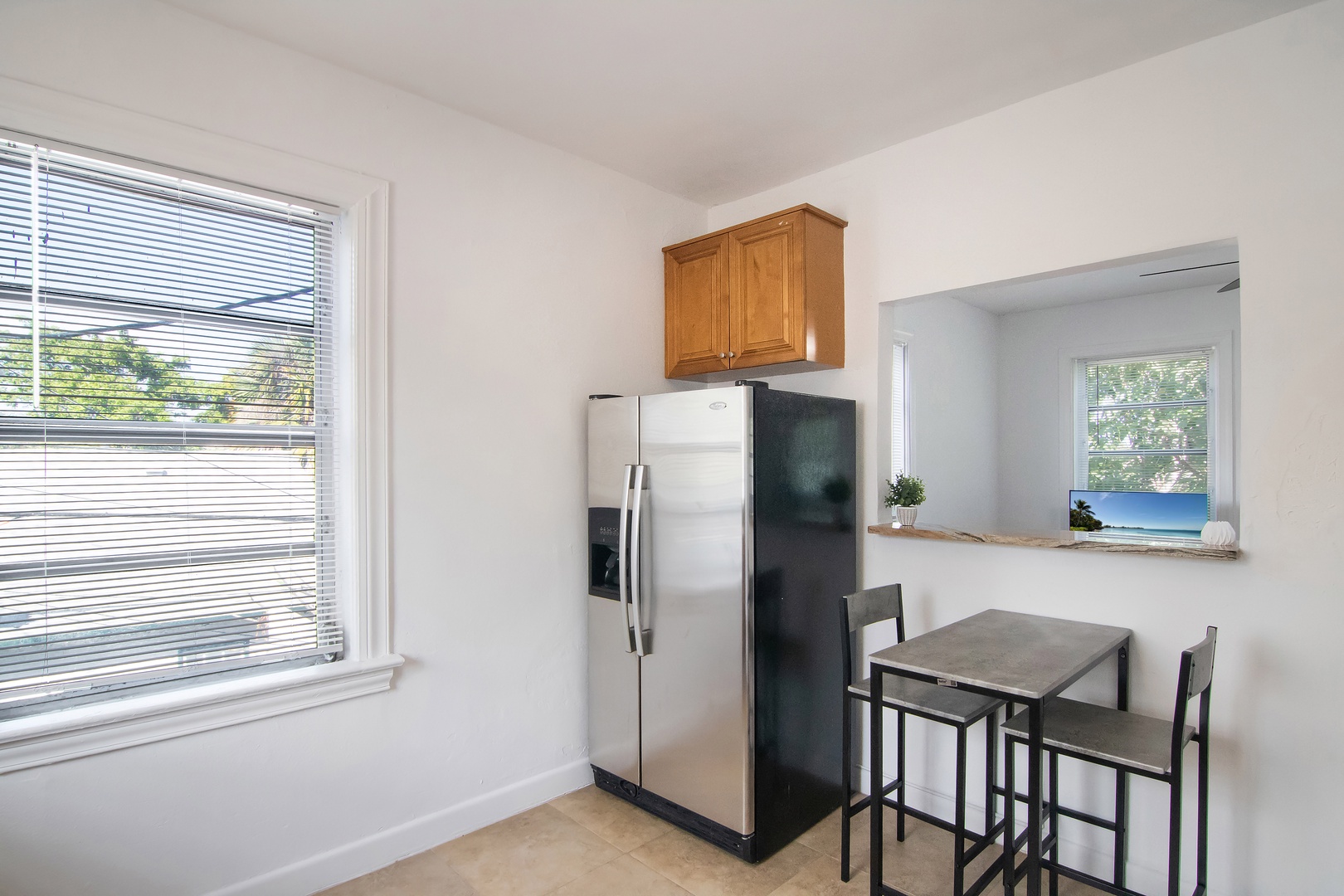 This ground-level studio offers a sunny, well-equipped kitchen with Dining seating for 2